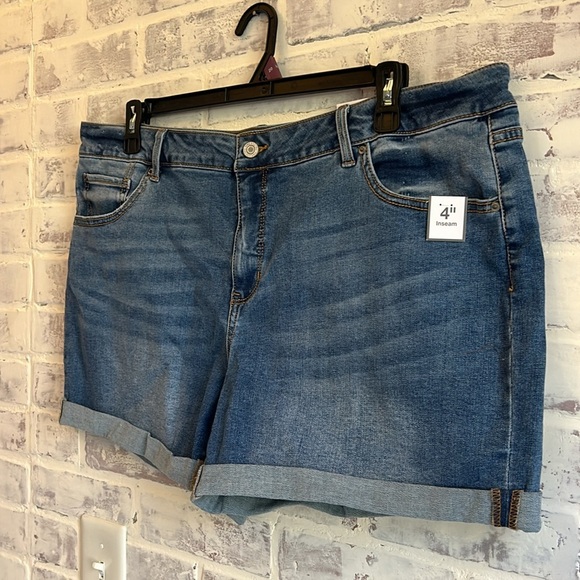 NWT Time and True Women’s Denim 4” Jean Shorts Medium Wash Denim Cuff Size 20 - Picture 2 of 6